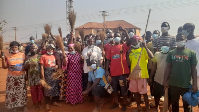 Grand Conakry: le quartier Sanoyah Textile assaini par les jeunes et femmes engagés contre l’insalubrité 