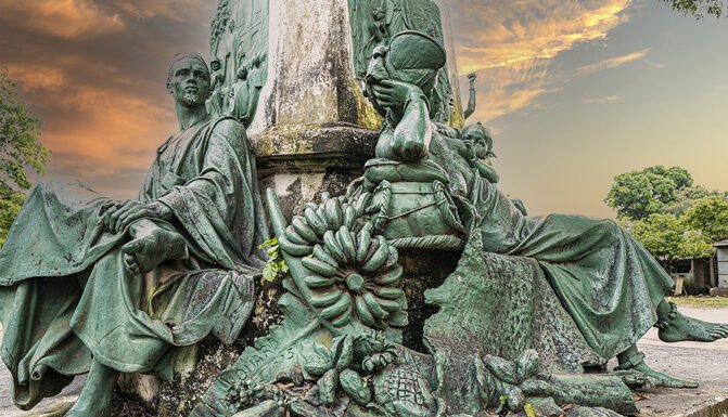 Guinée : près de 2 000 objets historiques retenus en France, un patrimoine encore muet