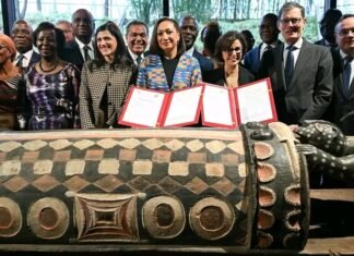 Après 110 ans d’absence, la France rend à la Côte d’Ivoire le plus vieux tambour du pays