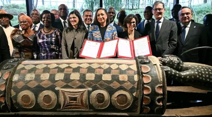 Après 110 ans d’absence, la France rend à la Côte d’Ivoire le plus vieux tambour du pays