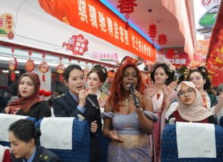 Des jeunes africains célèbrent le Petit Nouvel An chinois à bord d’un train