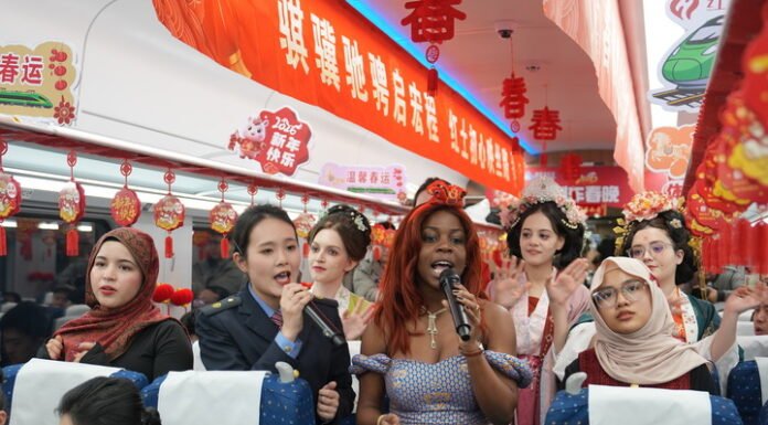 Des jeunes africains célèbrent le Petit Nouvel An chinois à bord d’un train