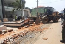 COLEAH : Vaste opération de déguerpissement, des dizaines de boutiques et de maisons réduites en poussière