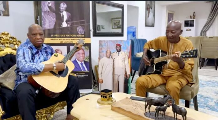 De l’orchestre de Kouroussa au ministère : Morissanda Kouyaté joue enfin avec son idole