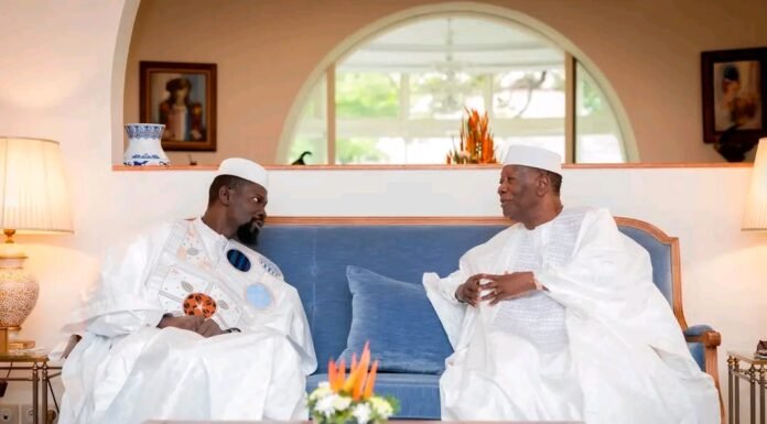 Abidjan renforce ses liens avec Conakry : Ouattara reçoit Doumbouya en tête-à-tête
